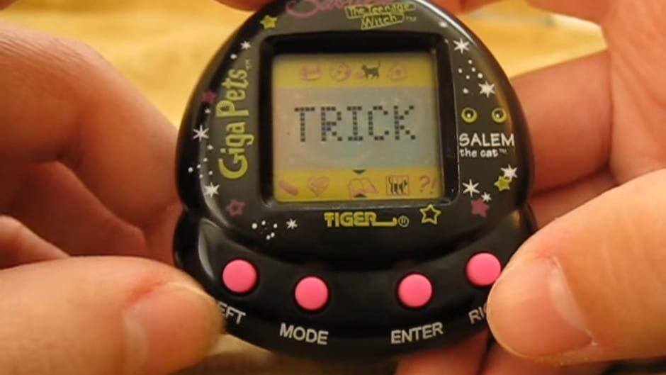 Giga Pets: Sabrina The Teenage Witch - Salem The Cat screenshot 1